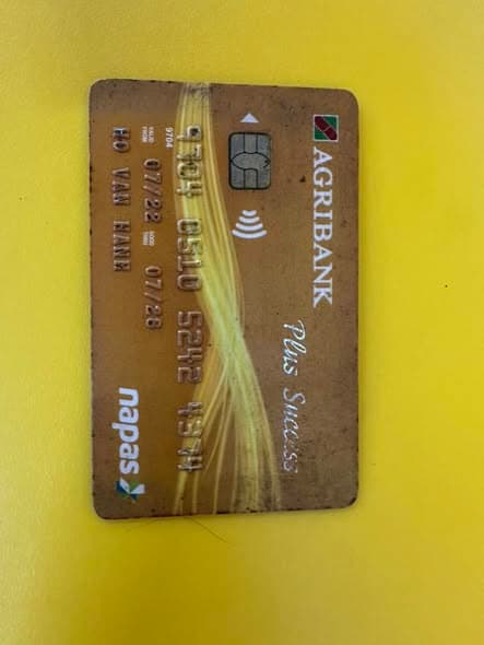 E nhặt được 1 cccd và 1 thẻ ngân hàng 