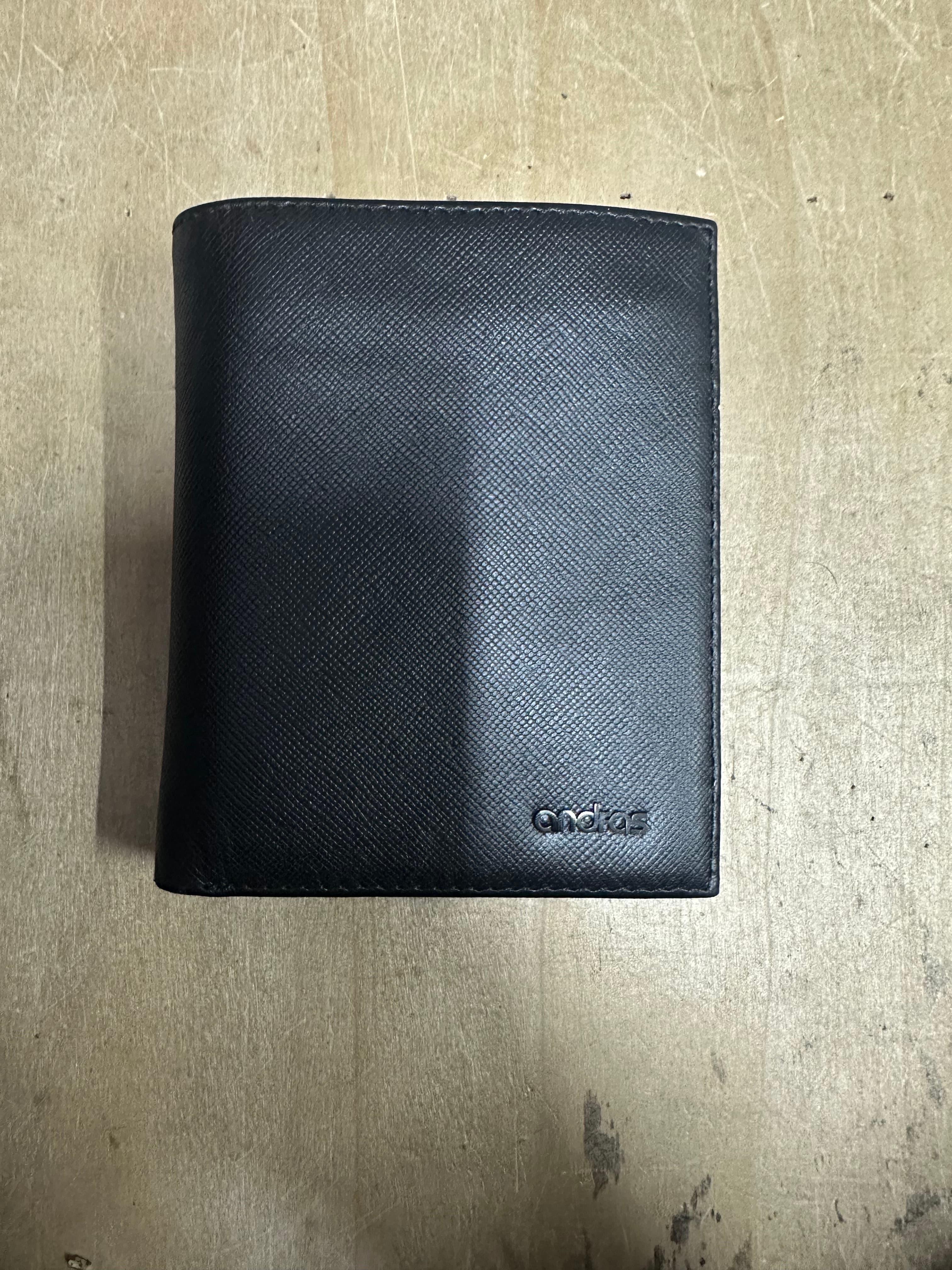 Mình vừa nhặt đc ai làm mất nói đúng trong ví có gì và số tiền bao nhiêu đúng mình trả nha 