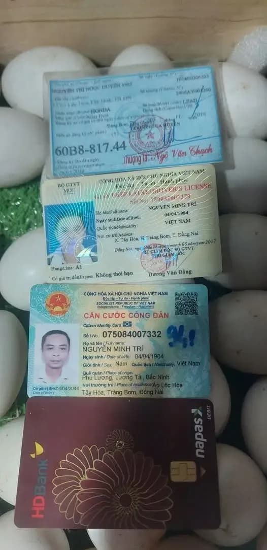 Nhặt được ví có giấy tờ tùy thân, liên hệ nhận lại