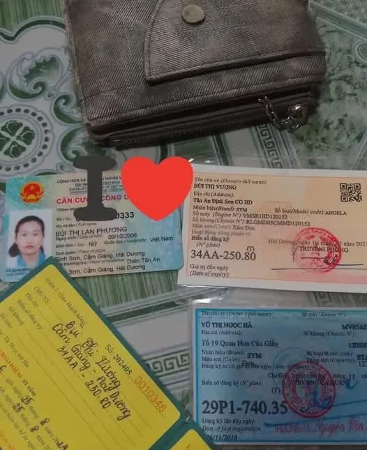 Nhặt được đồ của ai tại khu vực không rõ, liên hệ nhận lại
