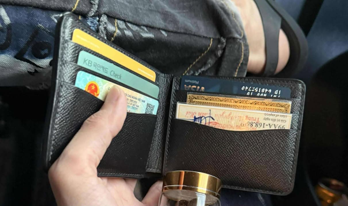 Rơi 1 chiếc ví nam đen