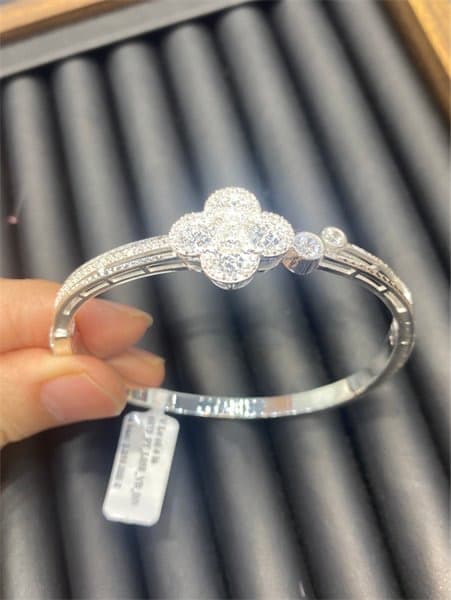 Rơi vòng tay bạc ở chợ Non Nước, Ngũ Hành Sơn, Đà Nẵng 