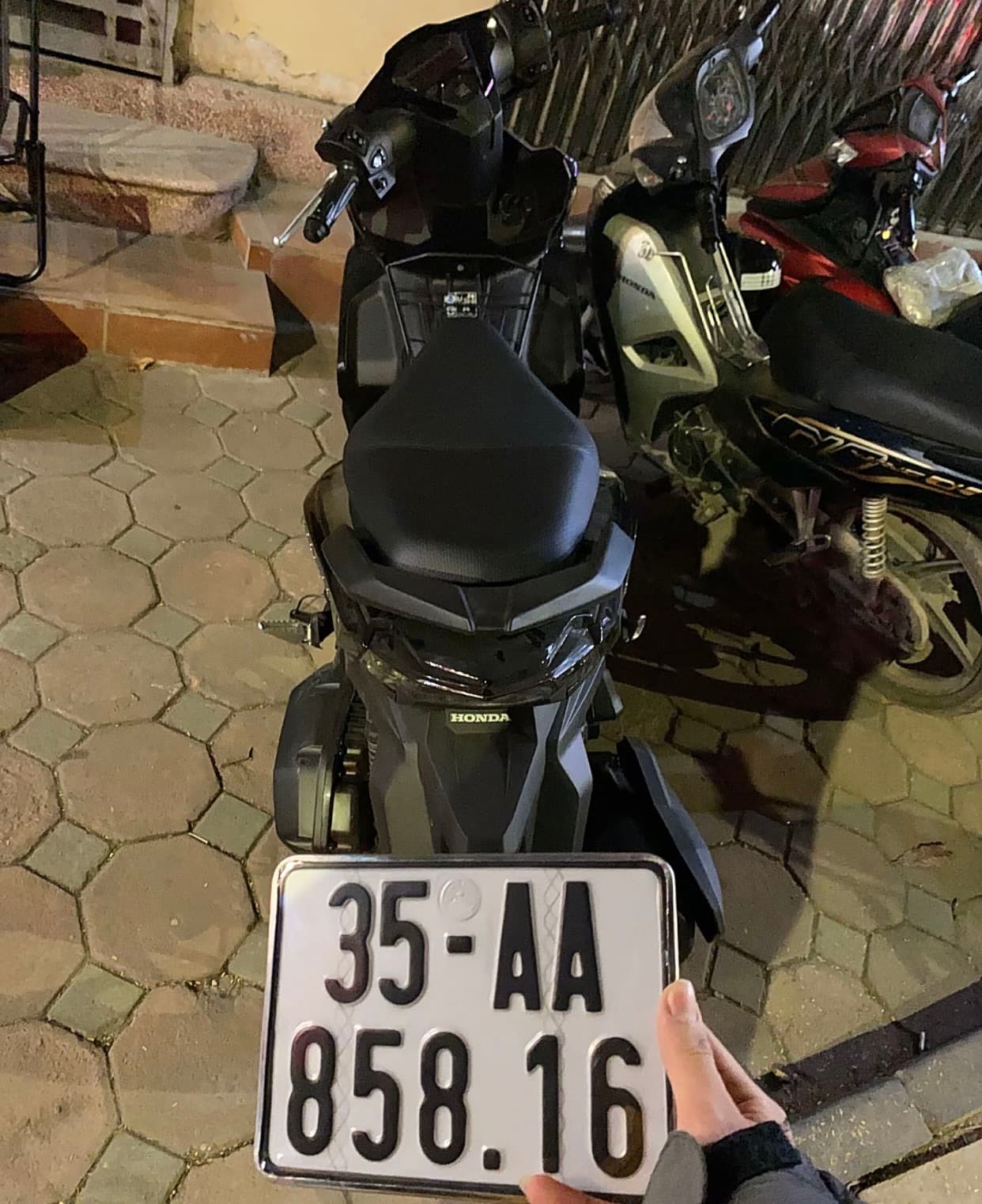 Em có làm rơi biển số xe ạ