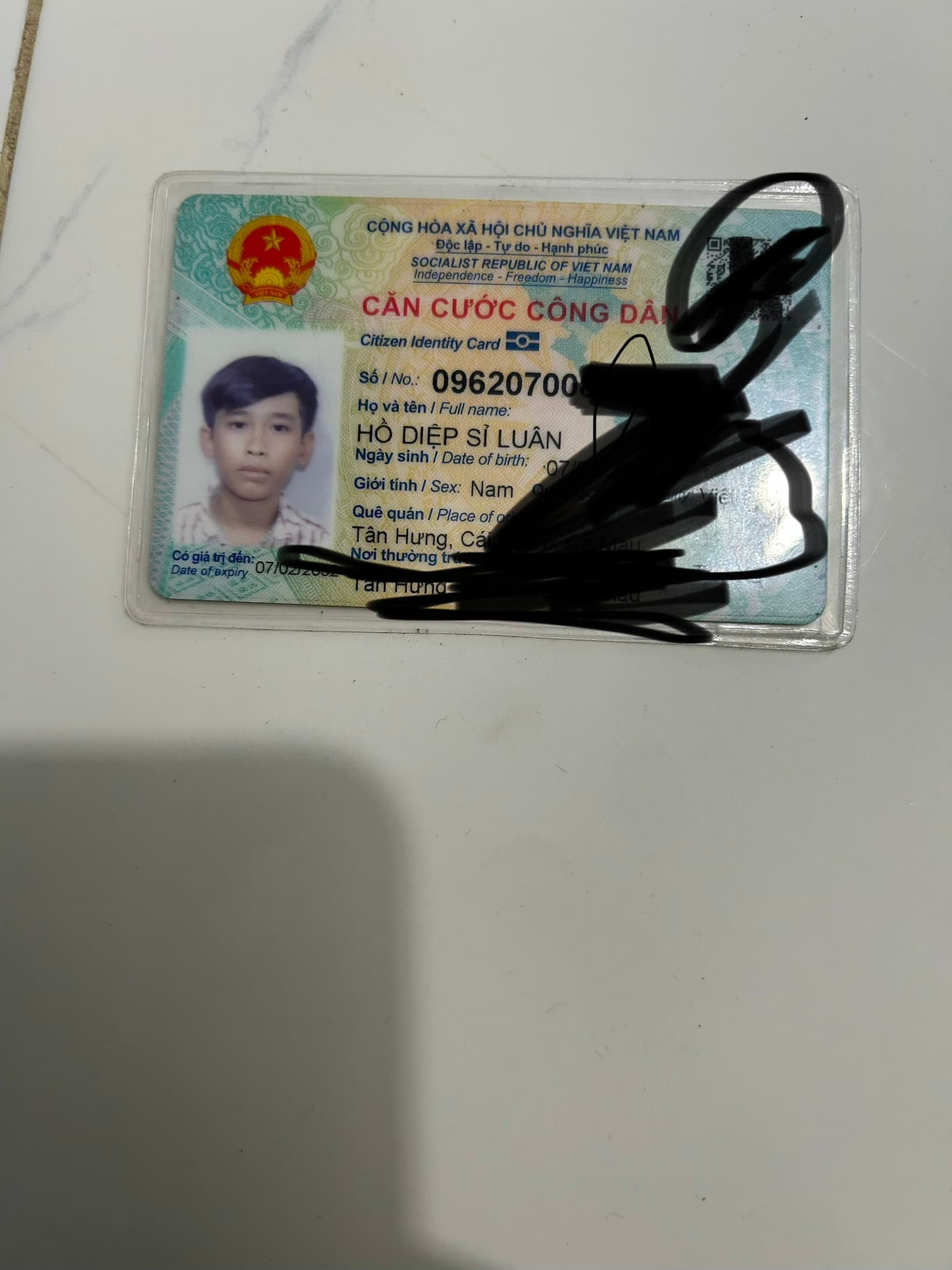 Trên đương về từ cầu cần thơ hướng về tp vĩnh long em có rơi 1 bóp nam đen có cccd hồ diệp sỉ luân