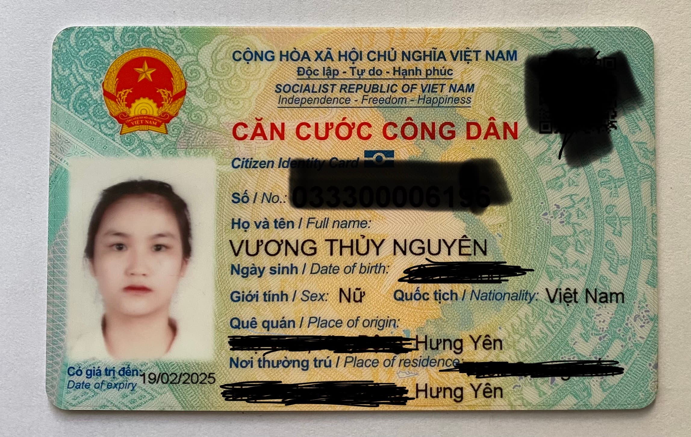 Rơi giấy tờ Vương Thuỷ Nguyên ở Hà Nội