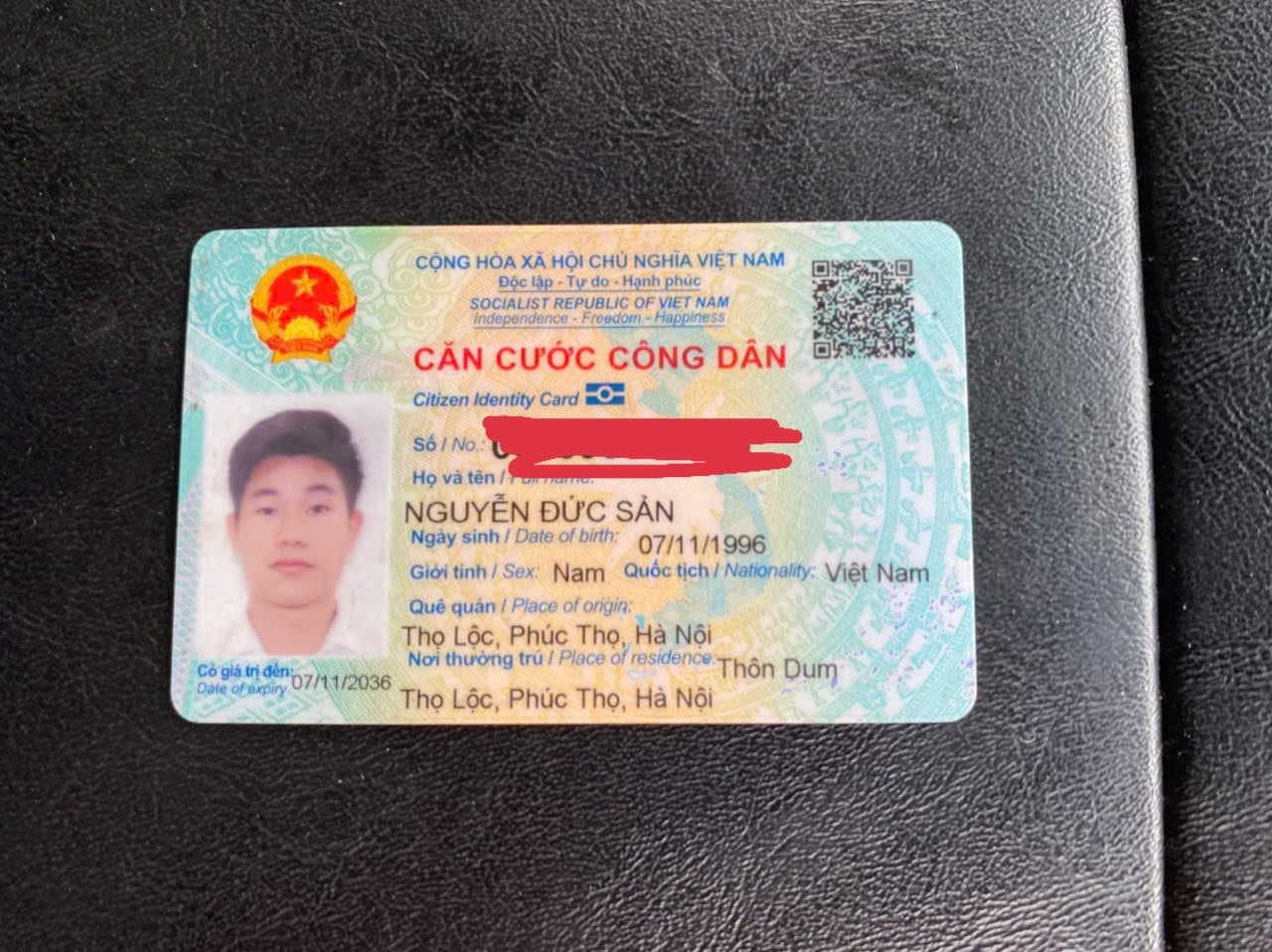 Rơi bóp ví màu đen nguyễn đức sản 1996 tại bà nà hills
