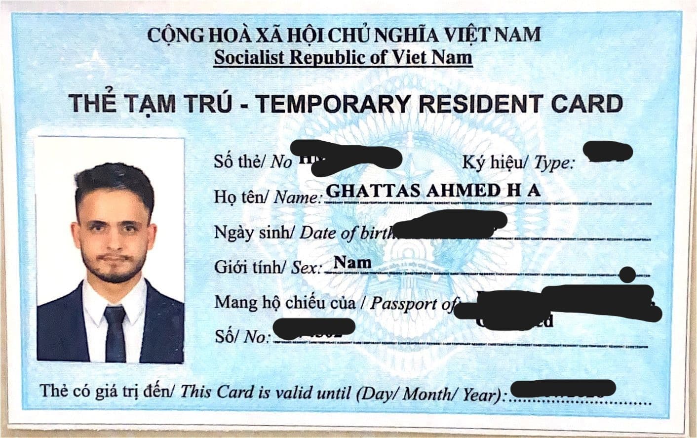 Một chiếc ví đen
