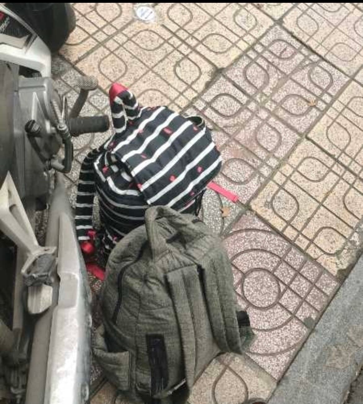 Tìm 2balo như hình