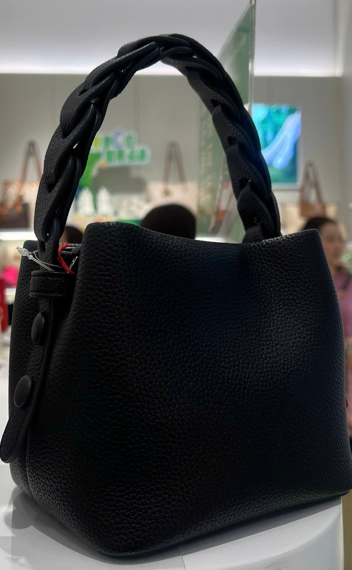 Em làm rơi một chiếc túi màu đen ở đường chỗ vincom nct -quan nhân-hđt ạ