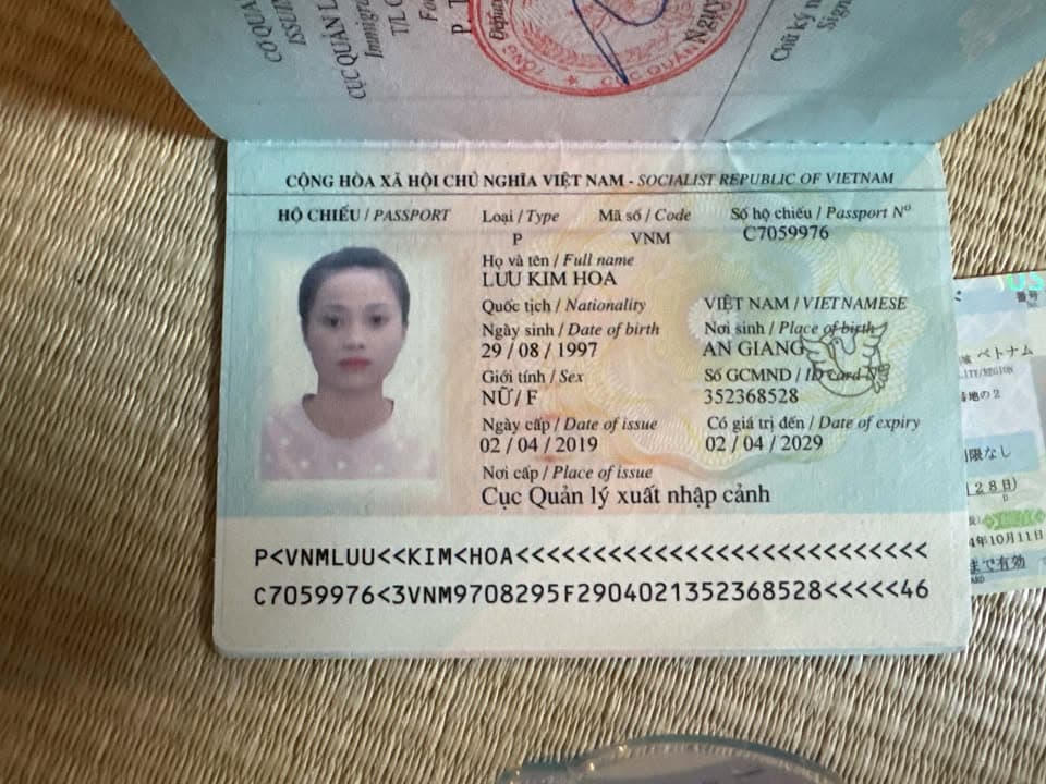 Rơi hộ chiếu ở sân bay