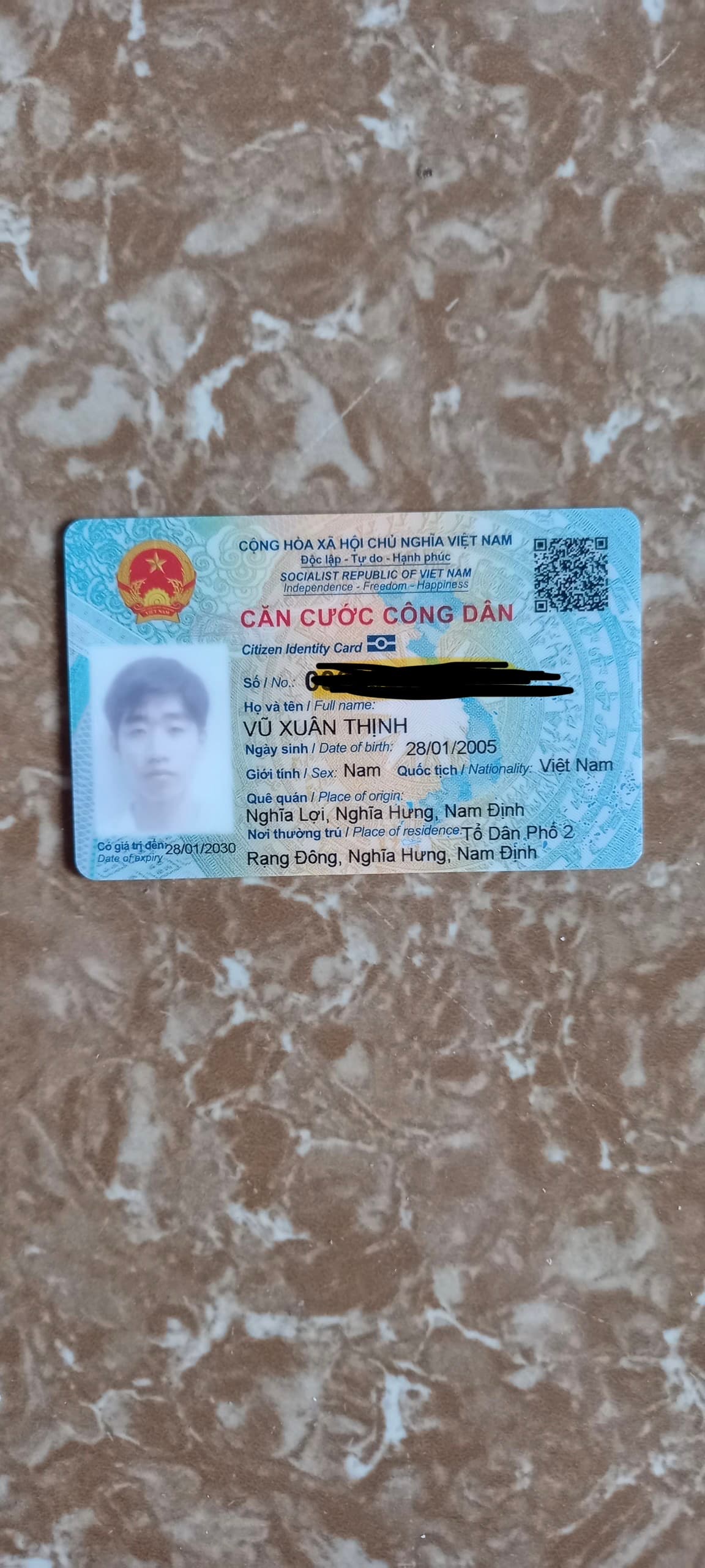 Trên đường về từ cây xăng từ sơn e có rơi 1 cái ví màu đen