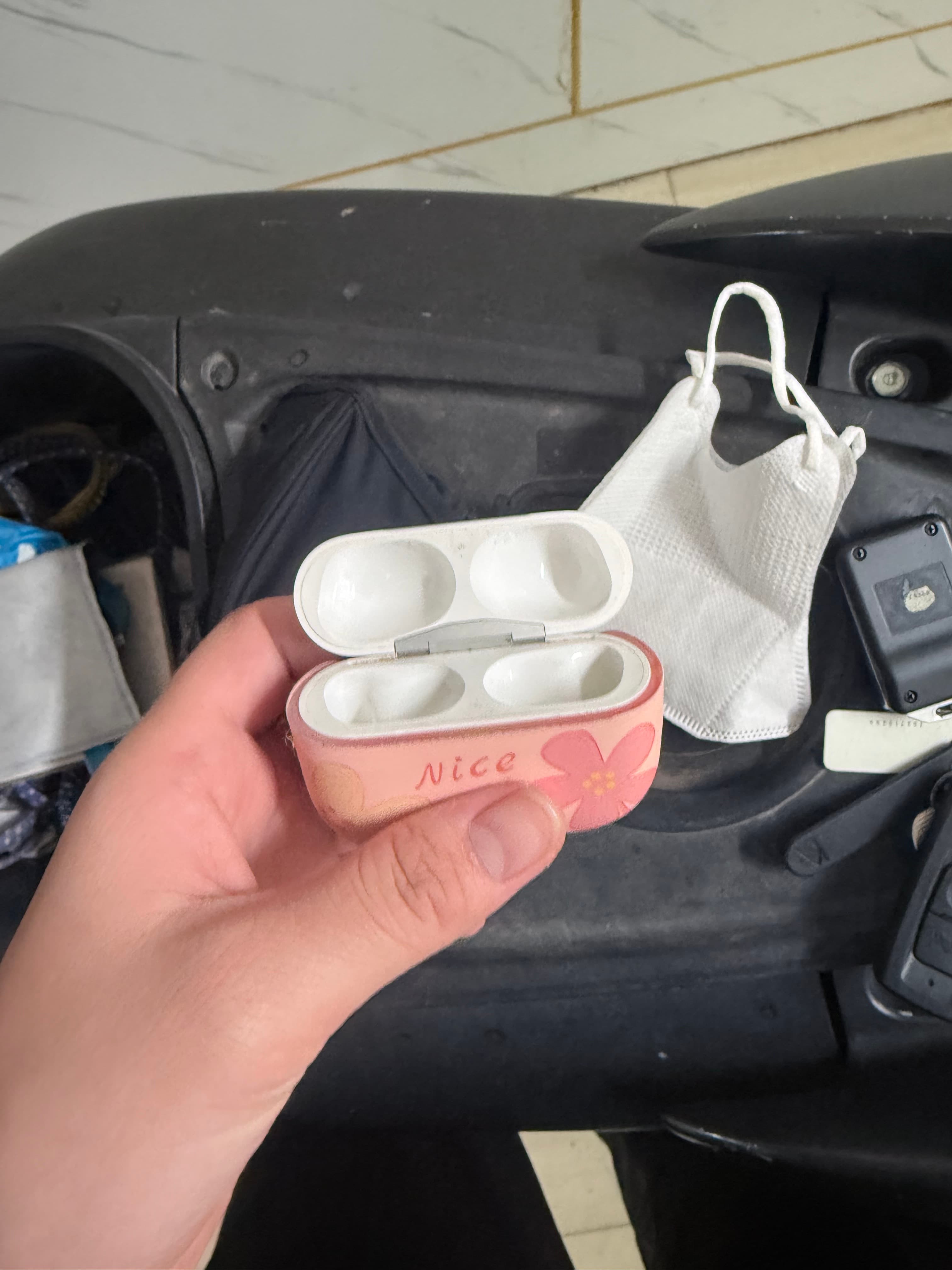 Em tìm Tai Nghe AirPods Pro 2 ( bị rơi độc tai chứ hộp còn)
