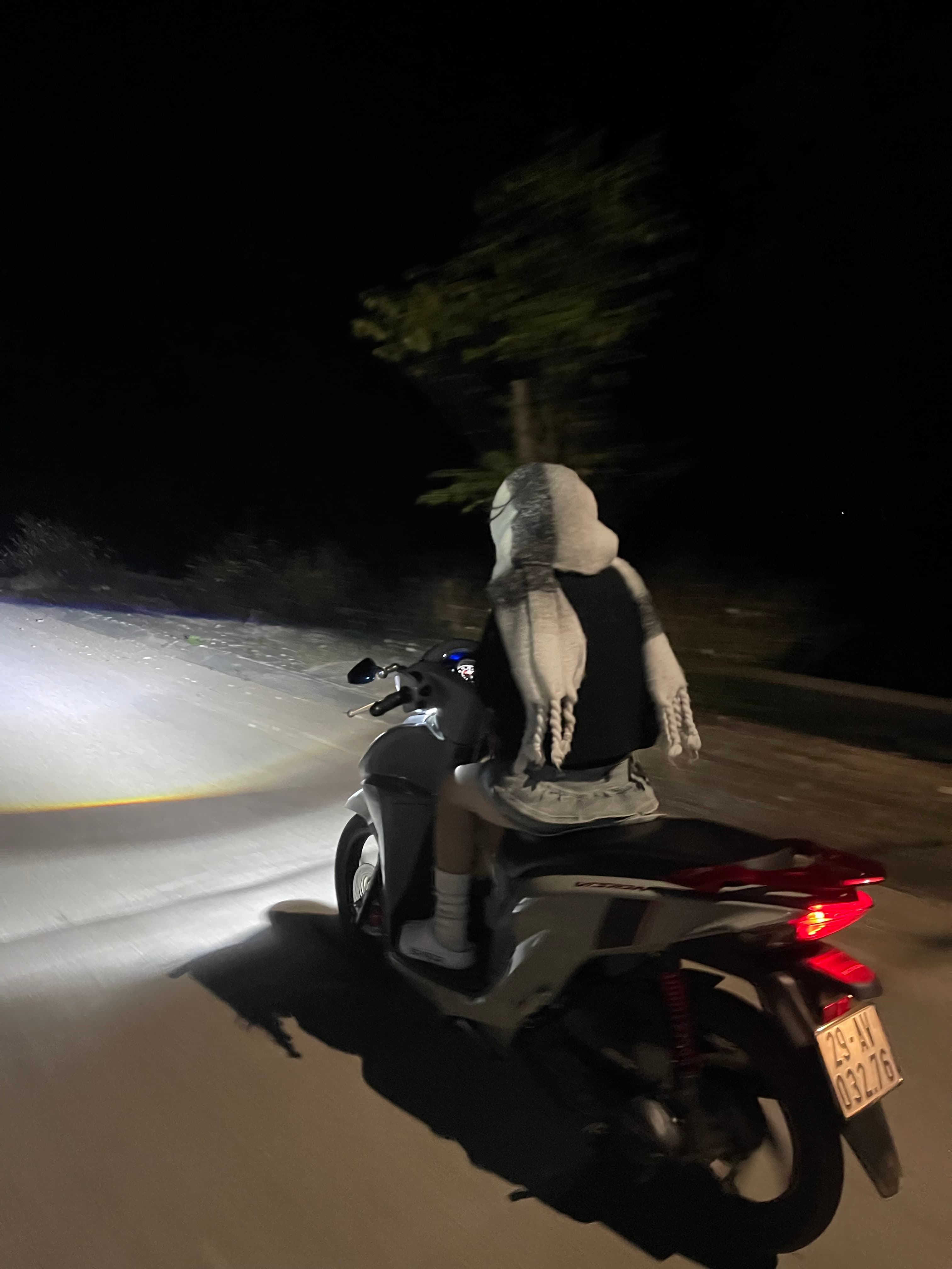 Em mới bị mất một con xe máy vison màu xám xi măng, biển 29-AV 032.76 ạ  