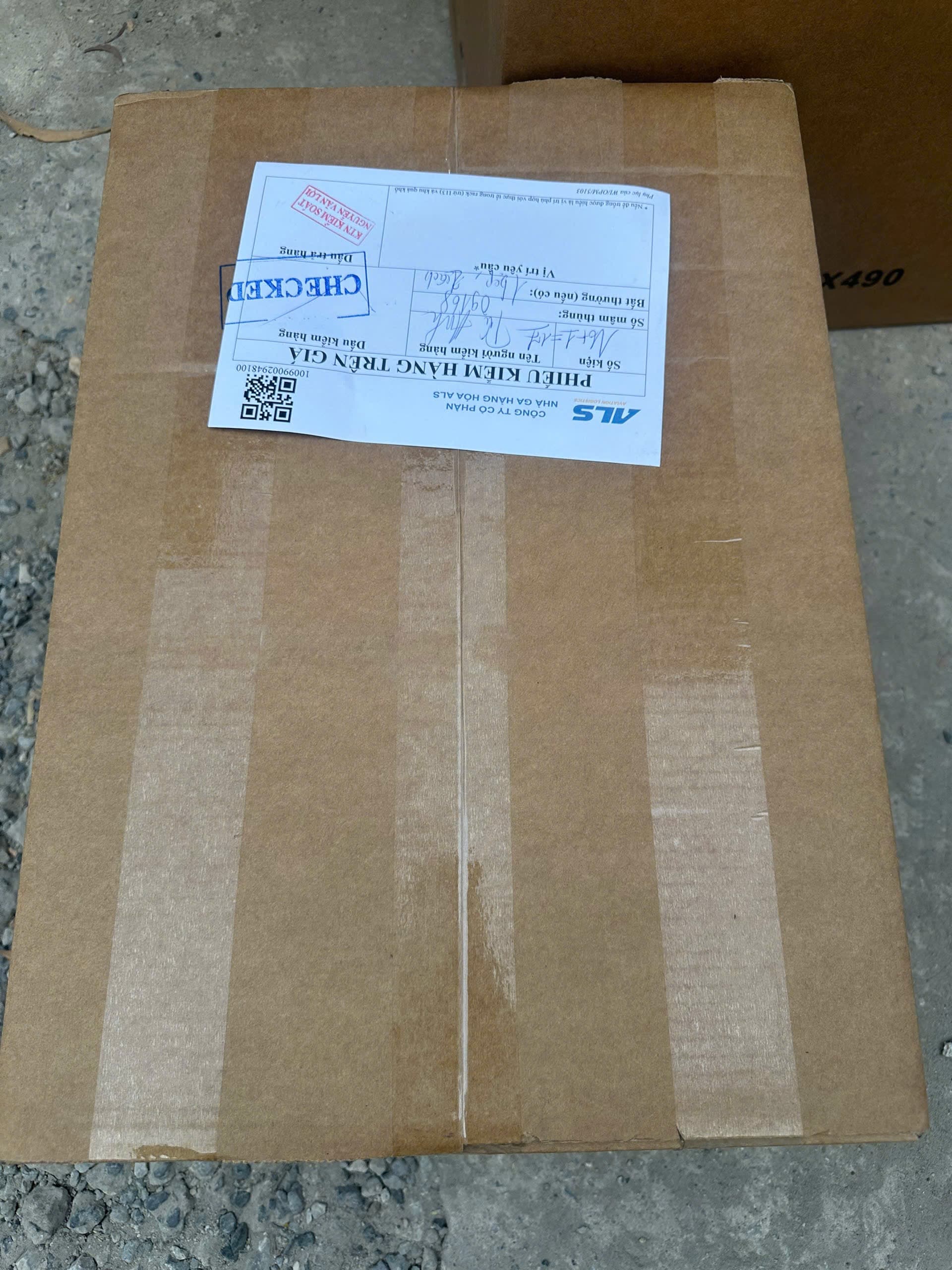 Rơi thùng hàng ở hà nội 