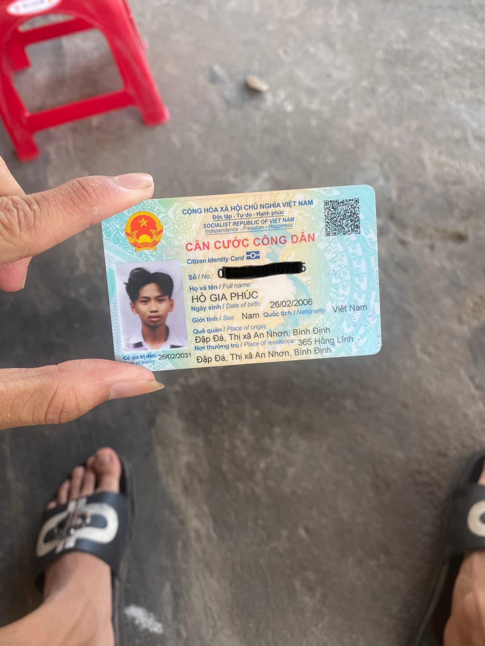 Tối 31/12 e có đánh rơi ví nam màu đen tên : Hồ gia phúc  Trong đó có rất nhiều giấy tờ quan trọng