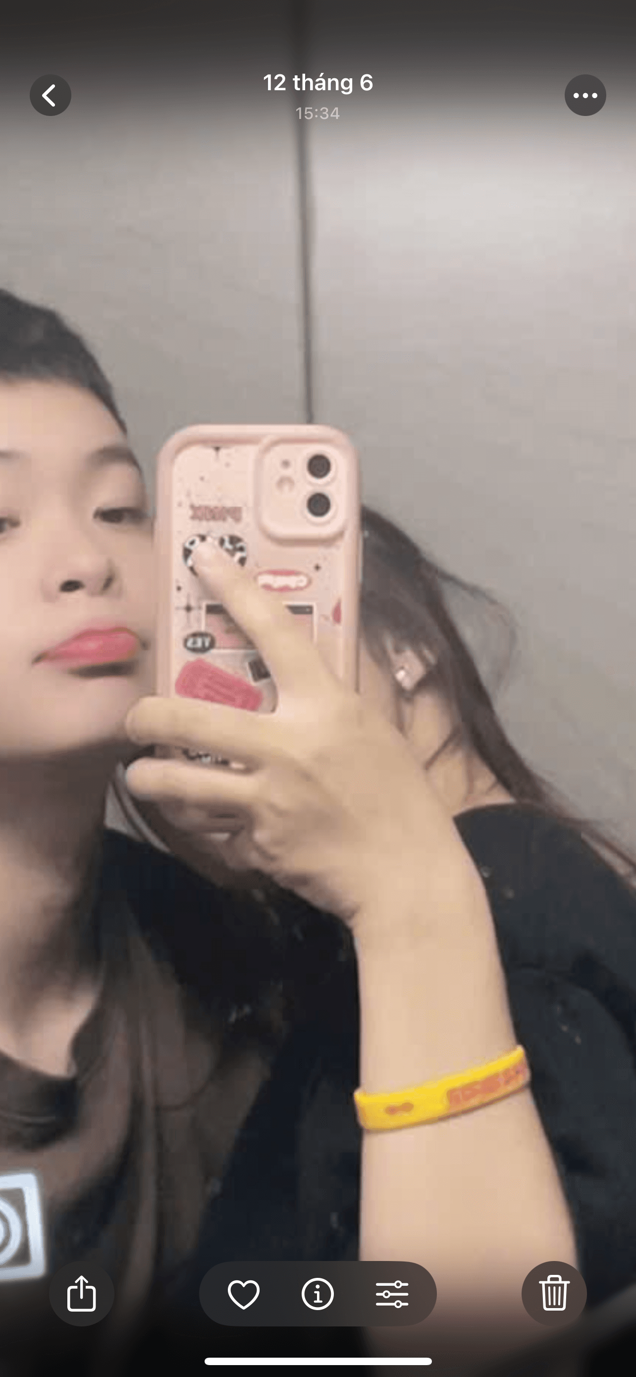 Em có làm rơi điện thoại như trên hình  Ai nhặt đc liên hệ sđt 0928041333 em xin cảm ơn ạ