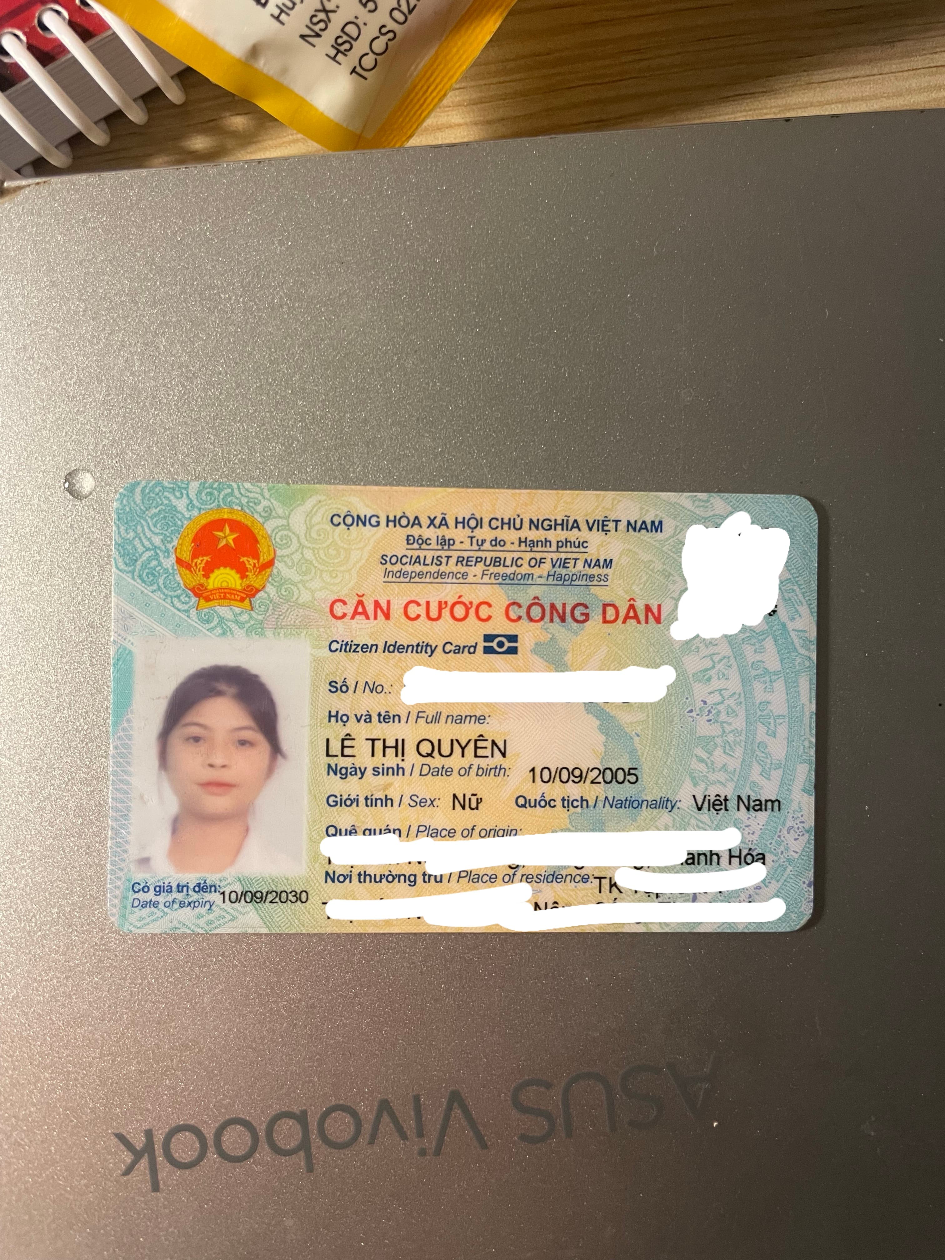 Lê Thị Quyên bị trộm cặp da đen và giấy tờ tuỳ thân ở công viên Cầu Giấy