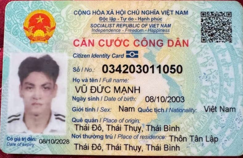 E rơi mất cccd như hình a nhặt đc e xin lại với ạ