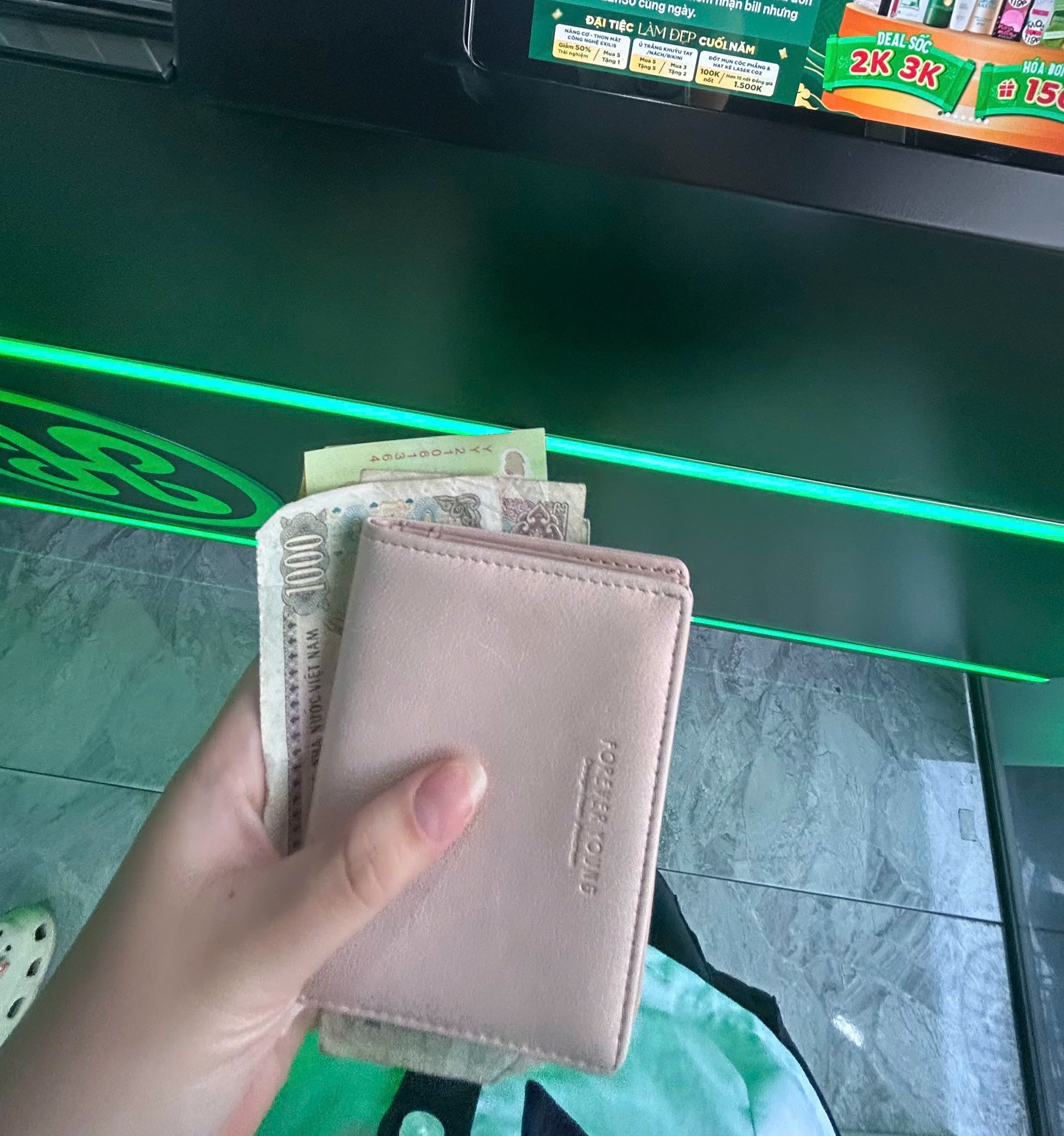 Mình rơi ví .Trong ví có cccd và bhyt tên đặng thúy hằng. Mình ở vĩnh long