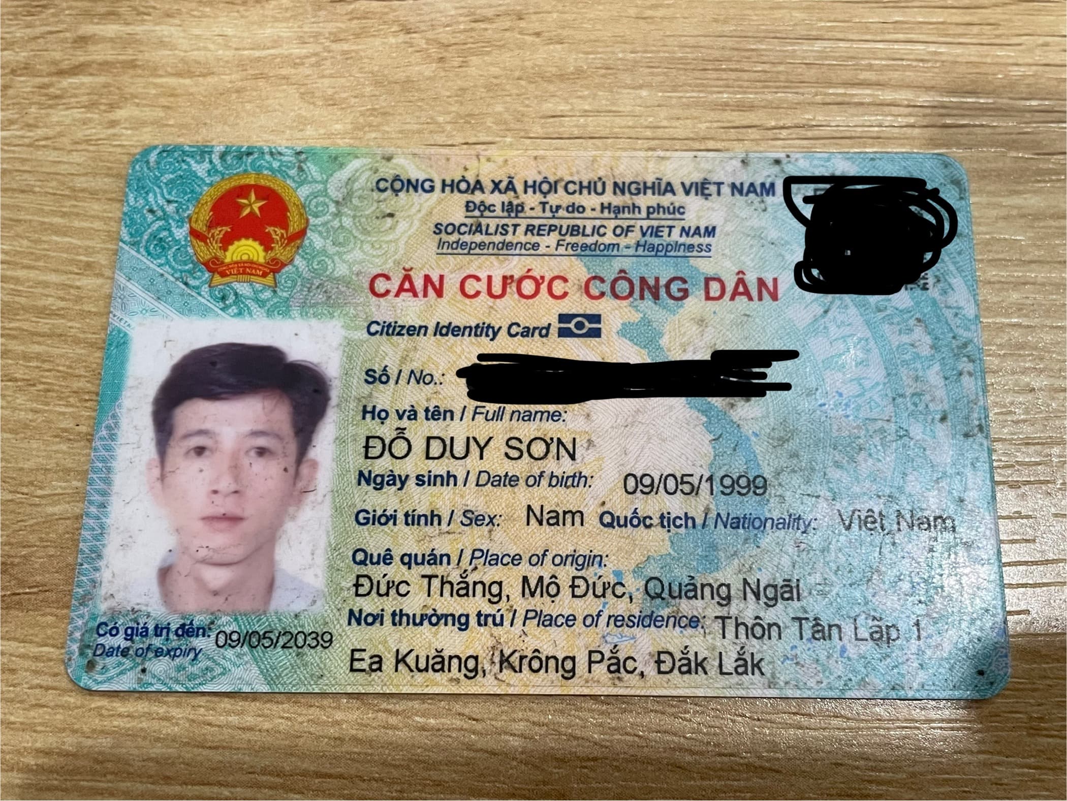  EM có đánh rơi 1 cái Ví màu nâu. Bên trong có CCCD mang tên ĐỖ DUY SƠN, Giấy tờ xe, thẻ ngân hàng. 