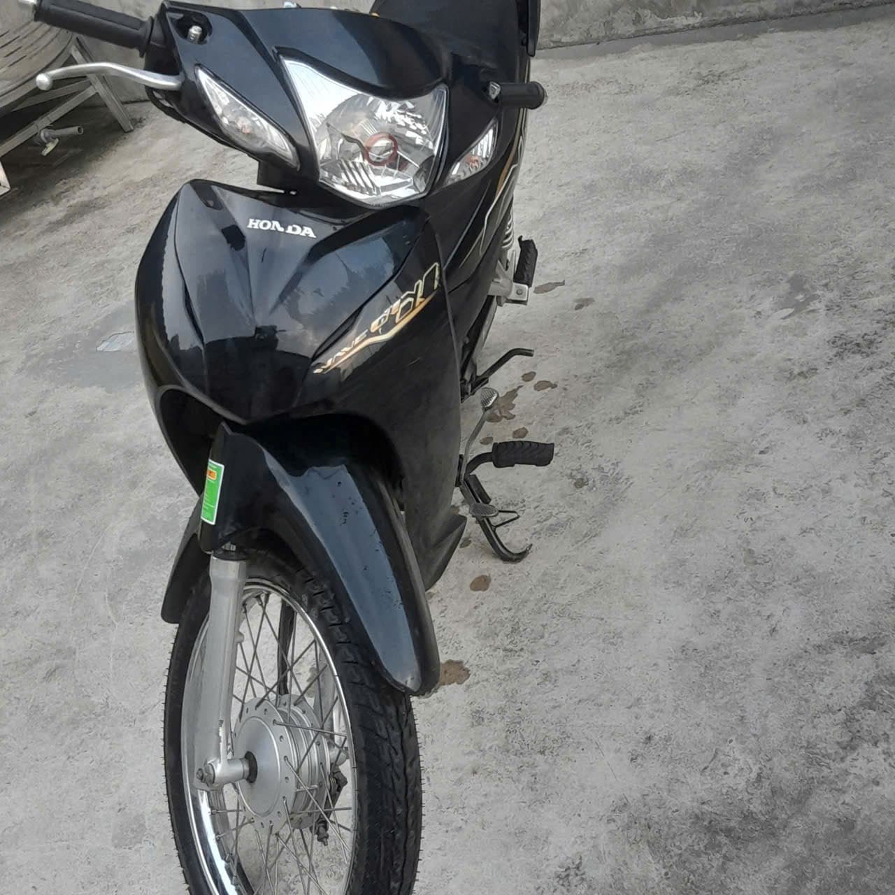 Em đăng thông tin tìm xe biển 90AD-05460 màu đen bóng mong mn giúp đỡ ạ