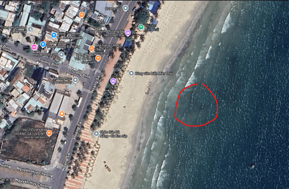 Đánh rơi 1 iphone 12 pro max màu đen, được bọc trong 1 bao chống nước màu vàng, xuống biển