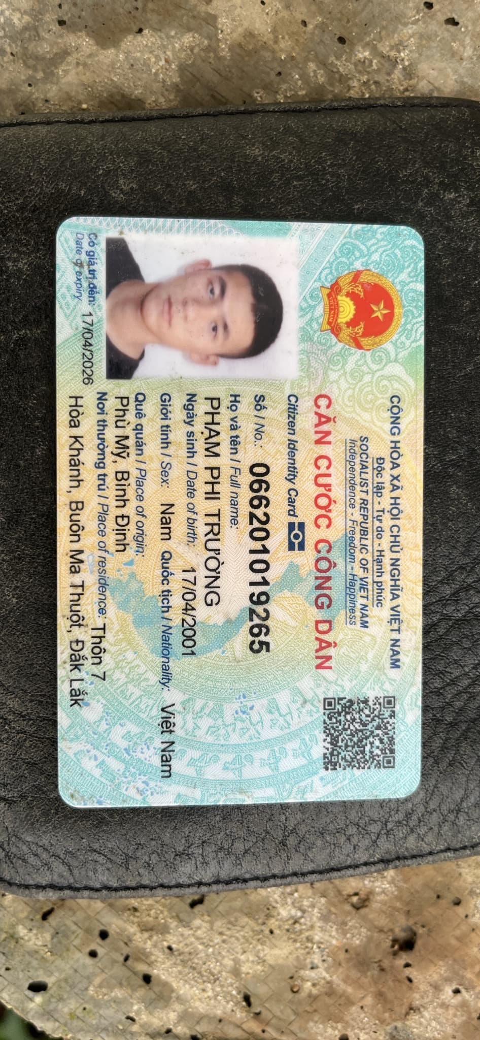 Tìm 1 ví màu đen  tên phạm phi trường rới ở bmt