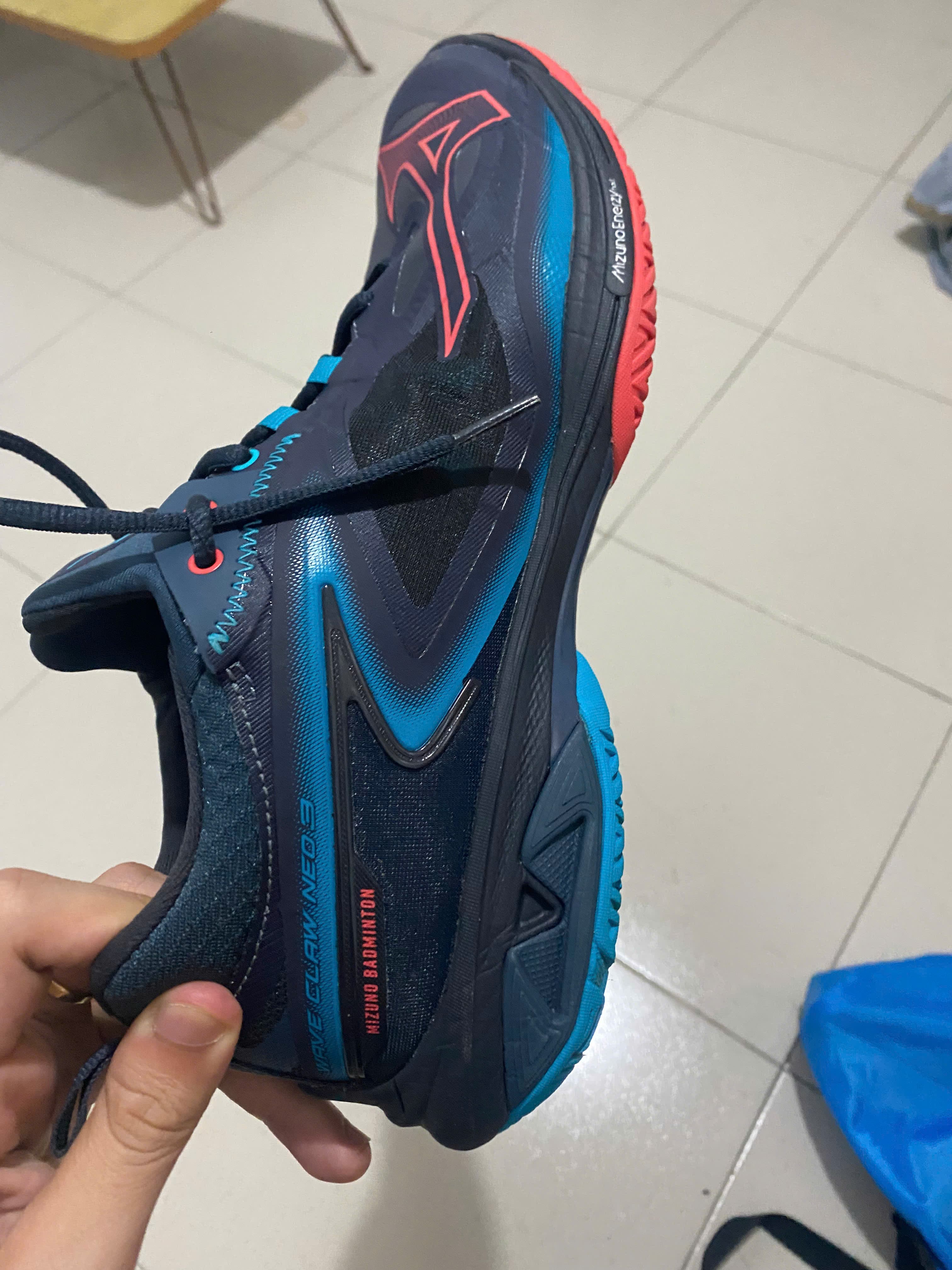Rơi 1 chiếc giày trái - Giày cầu lông Mizuno màu đen 