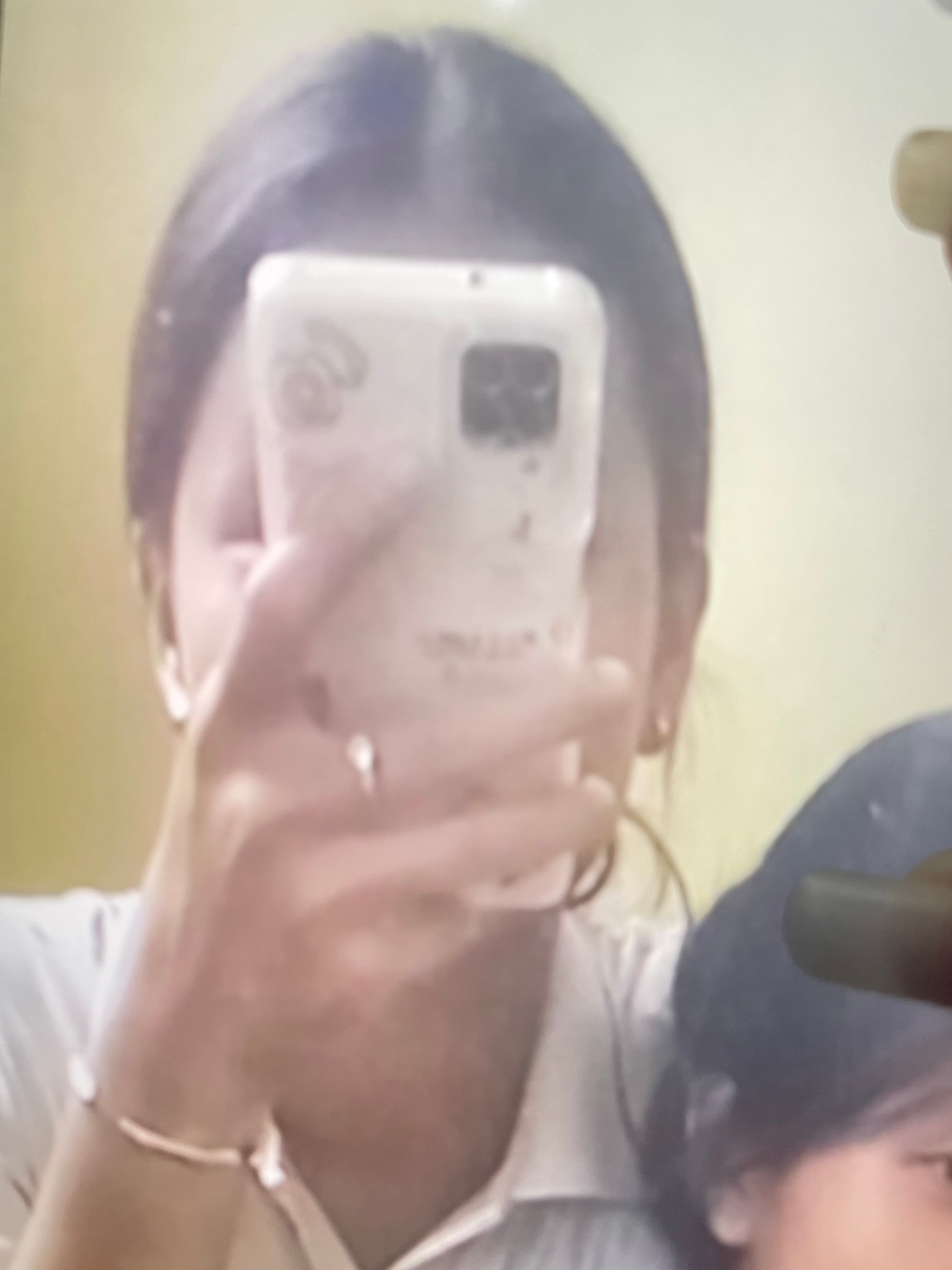 Em bị rơi đt giống như hình ở cổng ngân hàng vietinbank .Ai nhặt đc cho em xin lại vs ạ .cs hậu tạ.