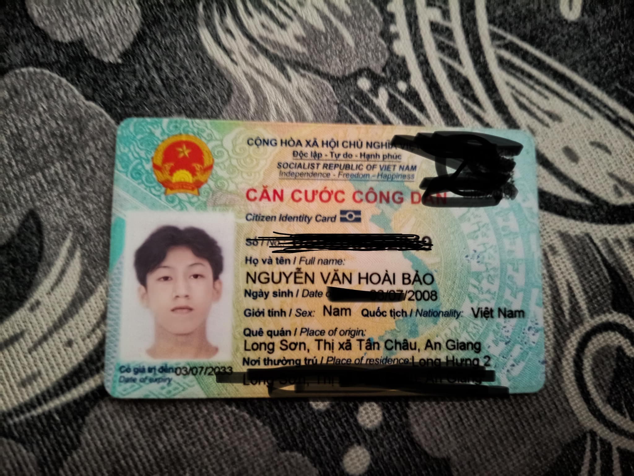 Rơi ví / em có làm ròi cái bóp trong đó có 1 thẻ cccd tên NGUYỄN VĂN HOÀI BẢO với 1 thẻ Ngân hàng