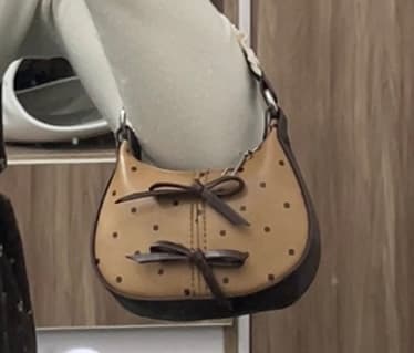 Em là Ngô Tú Anh rơi ví màu Nâu có 2 chiếc nơ chấm bi tầm 18-18g30 ở yên viên