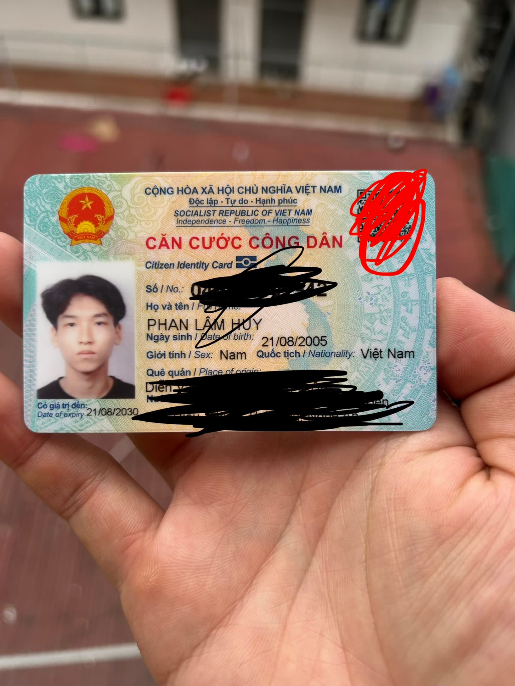 Tìm ví rơi có nhiều giấy tờ quan trọng