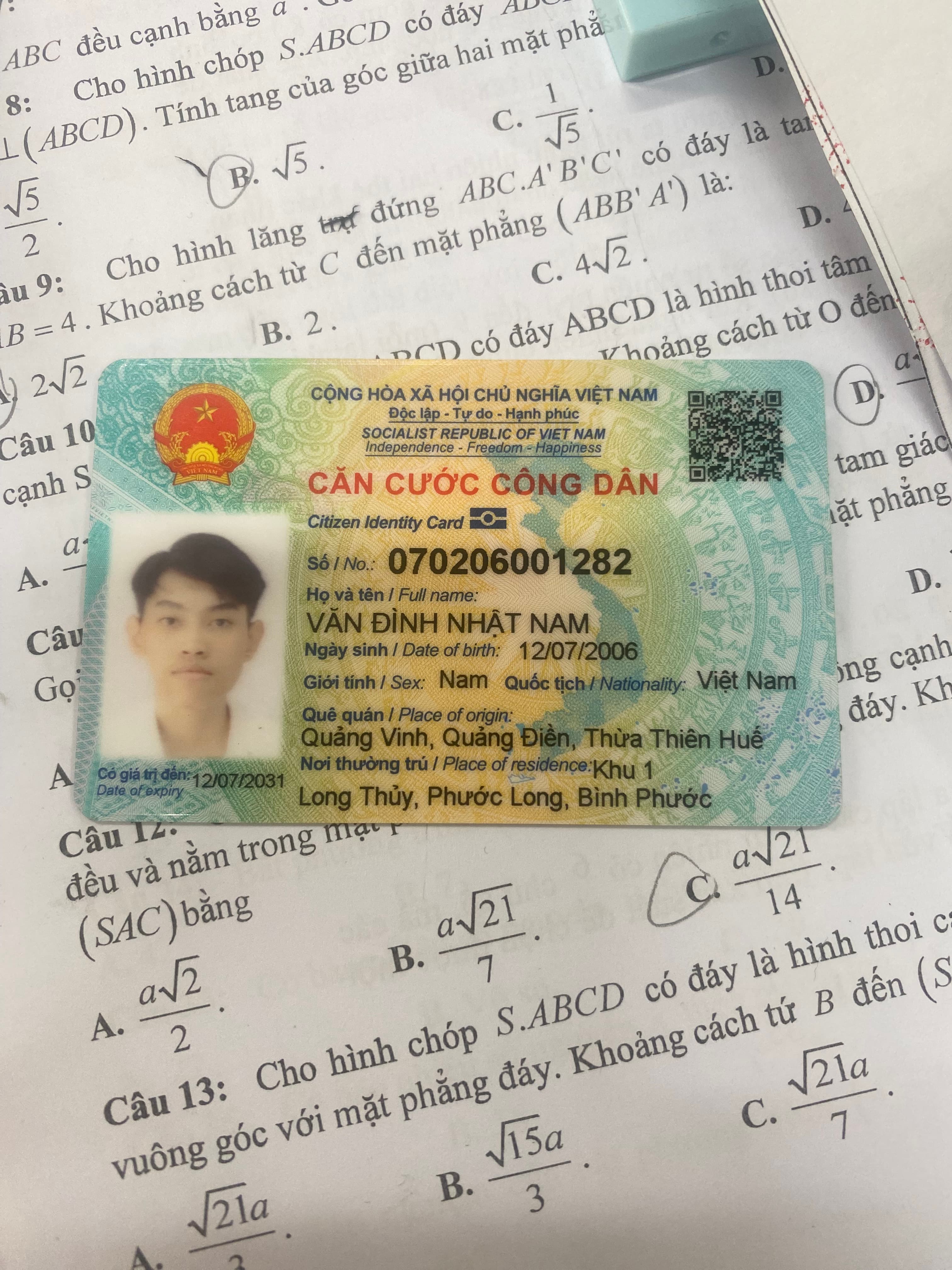 Em có làm rơi cái ví ở đường Tôn Đức Thắng quận 1 rớt trên đường gần công viên bến Bạch Đằng